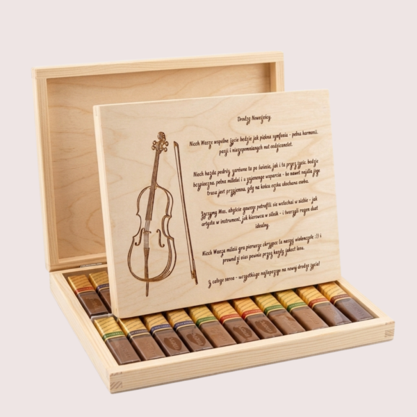 Drewniane pudełko z grawerem, na czekoladki Merci lub kartki życzeniowe, 21,5x17,8x2,8